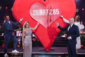 "Ein Herz für Kinder"-Gala 2020: Giovanni Zarrella, Helene Fischer, Johannes B. Kerner und Jana Ina Zarrella (v.l.) enthülle...