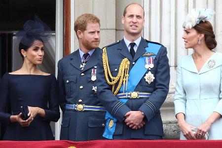 Aufgrund der Corona-Pandemie werden Prinz Harry und Herzogin Meghan das Weihnachtsfest getrennt von Prinz William und Herzog... Aufgrund der Corona-Pandemie werden Prinz Harry und Herzogin Meghan das Weihnachtsfest getrennt von Prinz William und Herzog...