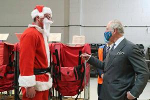 Prinz Charles trifft bei Postbesuch auf den Weihnachtsmann