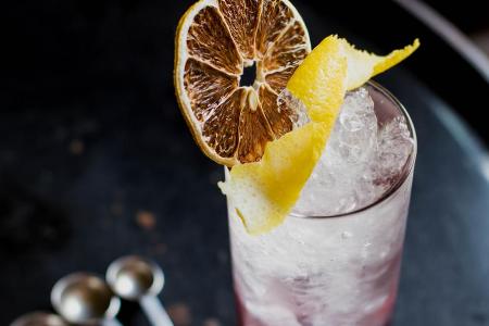 Simple Cocktails wie Highballs sind auch von Laien einfach zu Hause zuzubereiten. (Symbolbild) Simple Cocktails wie Highballs sind auch von Laien einfach zu Hause zuzubereiten. (Symbolbild)