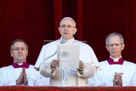 Papst Franziskus bei seinem Urbi-et-Orbi-Segen im Jahr 2018. Papst Franziskus bei seinem Urbi-et-Orbi-Segen im Jahr 2018.