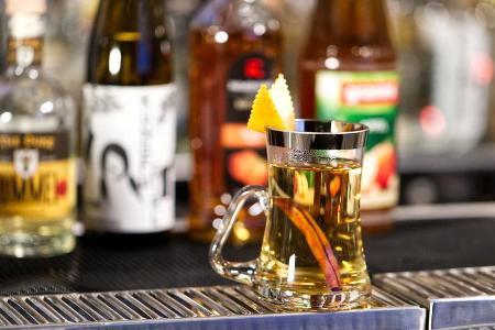 In den kalten Monaten sind heiße Cocktails genau das Richtige. In den kalten Monaten sind heiße Cocktails genau das Richtige.
