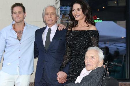 Cameron Douglas, Vater Douglas, Catherine Zeta-Jones und Kirk Douglas (v.l.n.r.). Cameron Douglas, Vater Douglas, Catherine Zeta-Jones und Kirk Douglas (v.l.n.r.).