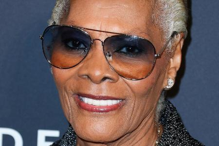 Dionne Warwick hat ihren 80. Geburtstag virtuell auf Twitter gefeiert. Dionne Warwick hat ihren 80. Geburtstag virtuell auf Twitter gefeiert.