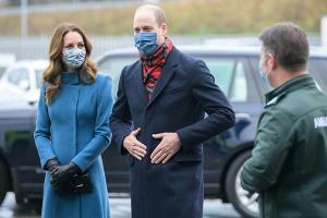 Stopp in Schottland: Herzogin Kates blauer Mantel ist ein Hingucker