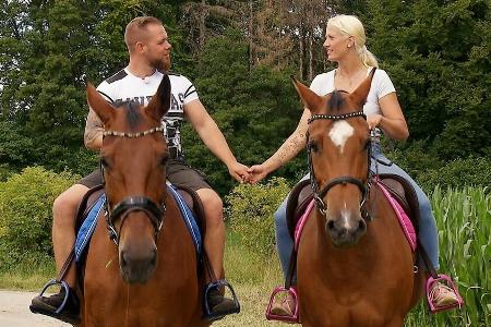 Sascha und Denise händchenhaltend bei ihrem Reitausflug. Sascha und Denise händchenhaltend bei ihrem Reitausflug.