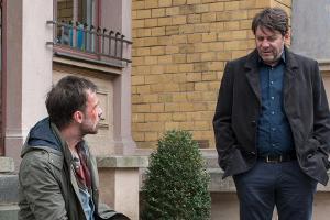 "Der Kommissar und die Wut": Martin Brühl (Roeland Wiesnekker, r.) stattet Oliver Froeling (Lucas Gregorowicz) einen Besuch ab