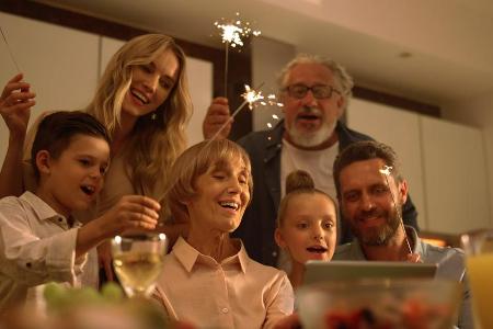 Gemeinsames Singen zu Weihnachten gehört für viele Familien dazu. Gemeinsames Singen zu Weihnachten gehört für viele Familien dazu.