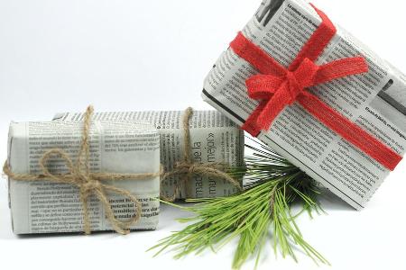Alte Zeitungen ersetzen umweltschädliches Geschenkpapier. Alte Zeitungen ersetzen umweltschädliches Geschenkpapier.