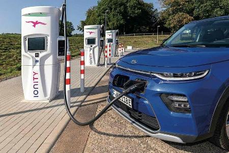 Ladestationen und E-Autos gehören immer mehr zum normalen Alltagsbild Ladestationen und E-Autos gehören immer mehr zum normalen Alltagsbild