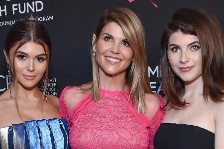 Da lag der Gefängnisaufenthalt noch vor ihr: Lori Loughlin und ihre Töchter Olivia Jade Giannulli (l.) und Isabella Rose Gia... Da lag der Gefängnisaufenthalt noch vor ihr: Lori Loughlin und ihre Töchter Olivia Jade Giannulli (l.) und Isabella Rose Gia...