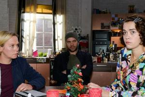 "GZSZ": Bei der Befragung durch Hanna muss Merle (r.) auch vor Erik zugeben, dass sie bei ihrer Geburtstagsparty abgestürzt ist