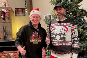 Knossi (li.) und Sido in ihrem Weihnachtscamp.