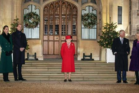 Die Queen und ihre Familie posierten für die Kameras mit passendem Corona-Abstand.