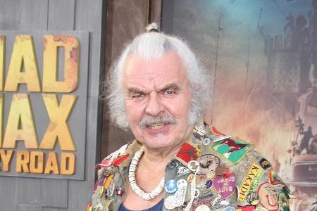 Hugh Keays-Byrne alias Immortan Joe soll mit 73 Jahren gestorben sein. Hugh Keays-Byrne alias Immortan Joe soll mit 73 Jahren gestorben sein.