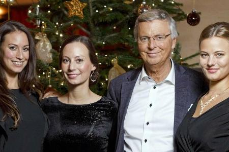 Wolfgang Bosbach mit seinen Töchtern Caroline (l.), Natalie und Viktoria (r.) bei einem Event 2017 in Köln. Wolfgang Bosbach mit seinen Töchtern Caroline (l.), Natalie und Viktoria (r.) bei einem Event 2017 in Köln.