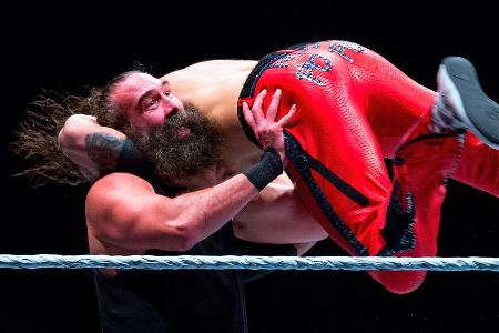 Jon Huber alias Luke Harper (l.) schultert Nakamura bei einem WWE-Event 2017 in Barcelona. Jon Huber alias Luke Harper (l.) schultert Nakamura bei einem WWE-Event 2017 in Barcelona.