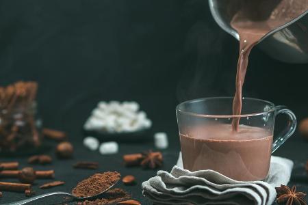 Zimt, Karamell oder Amaretto verfeinern die heiße Schokolade. Zimt, Karamell oder Amaretto verfeinern die heiße Schokolade.