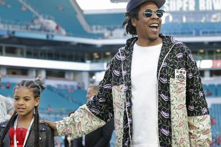 Blue Ivy Carter mit Vater Jay-Z beim Super Bowl in Miami. Blue Ivy Carter mit Vater Jay-Z beim Super Bowl in Miami.