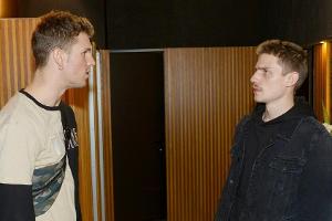 "GZSZ": Moritz (r.) wird von Nils unter Druck gesetzt