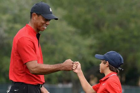 Tiger Woods und sein Sohn Charlie Woods nach der Turnier-Premiere in Florida. Tiger Woods und sein Sohn Charlie Woods nach der Turnier-Premiere in Florida.