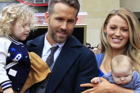 Ryan Reynolds mit Ehefrau Blake Lively und zwei der gemeinsamen drei Töchter Ryan Reynolds mit Ehefrau Blake Lively und zwei der gemeinsamen drei Töchter