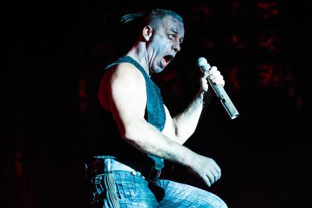 Till Lindemann mit seinem Bühnenmikrofon. Till Lindemann mit seinem Bühnenmikrofon.