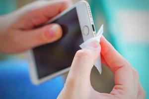 Kampf den Krankheitserregern: So reinige ich mein Smartphone richtig