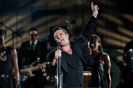 Die Pose hätte schon einmal gestimmt: Robbie Williams auf der Bühne Die Pose hätte schon einmal gestimmt: Robbie Williams auf der Bühne