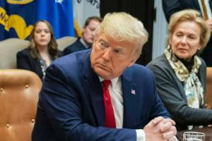 Corona-Angst: Donald Trump berührt sein Gesicht nicht mehr