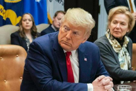 Donald Trump während des Meetings vergangenen Montag, bei dem er sich auch ins Gesicht fasste Donald Trump während des Meetings vergangenen Montag, bei dem er sich auch ins Gesicht fasste
