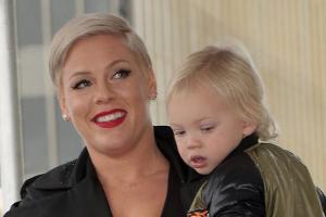 Eine Extraportion Yoga: Pink macht die Huckepack-Krähe