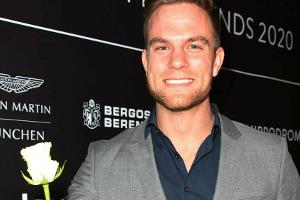 "Bachelor" Sebastian Preuss auf Kuschelkurs mit einem Schwan