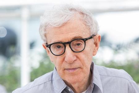 Verlagsmitarbeiter haben gegen Woody Allen protestiert.