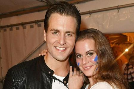 Alexander Klaws und seine jetzige Frau Nadja bei den Karl-May-Festspielen im Sommer 2019. Alexander Klaws und seine jetzige Frau Nadja bei den Karl-May-Festspielen im Sommer 2019.