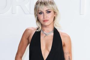 Miley Cyrus tätowiert sich nackte Frau auf den Oberarm