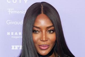 Corona-Angst bei Naomi Campbell: Im Schutzanzug auf Reisen