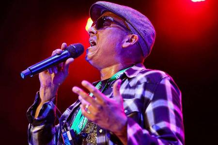 Xavier Naidoo spricht sich gegen Rassenhass und Fremdenfeindlichkeit aus. Xavier Naidoo spricht sich gegen Rassenhass und Fremdenfeindlichkeit aus.