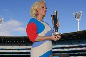 Hier präsentiert Katy Perry ihren Babybauch