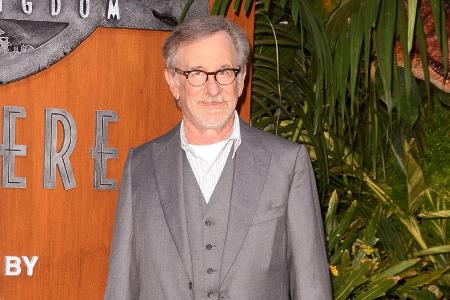 Regiestar Steven Spielberg adoptierte Tochter Mikaela gemeinsam mit seiner Frau Kate Capshaw Regiestar Steven Spielberg adoptierte Tochter Mikaela gemeinsam mit seiner Frau Kate Capshaw