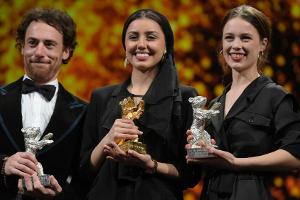 Berlinale 2020: Preise für Paula Beer und iranisches Episodendrama
