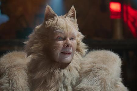 Judi Dench schlüpft in Judi Dench schlüpft in