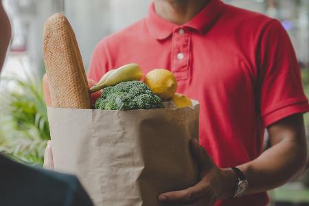 Große Supermarktketten bieten oft einen eigenen Lieferdienst an. Große Supermarktketten bieten oft einen eigenen Lieferdienst an.