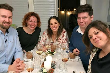 V.l.: Markus, Susanne, Gastgeberin Klara, Simon und Ina haben sichtlich Spaß beim perfekten Dinner.