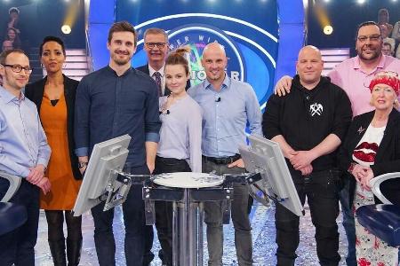 Moderator Günther Jauch (hinten Mitte) mit seinen heutigen Kandidaten Moderator Günther Jauch (hinten Mitte) mit seinen heutigen Kandidaten