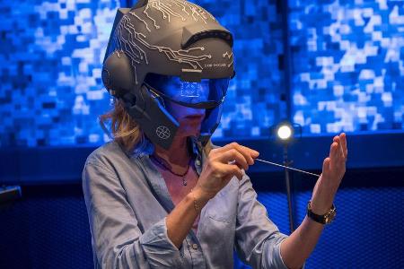 Kommissarin Charlotte Lindholm (Maria Furtwängler) testet einen Helm mit beklemmenden Eigenschaften Kommissarin Charlotte Lindholm (Maria Furtwängler) testet einen Helm mit beklemmenden Eigenschaften