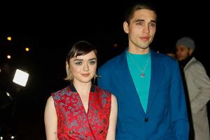 Maisie Williams: Mit Freund und Statement-Anzug zur Paris Fashion Week