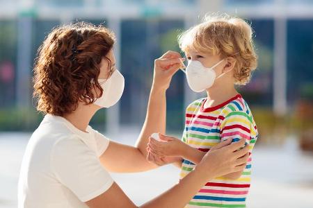 Durch den Mundschutz soll die Ausbreitung des Coronavirus verlangsamt werden. Durch den Mundschutz soll die Ausbreitung des Coronavirus verlangsamt werden.