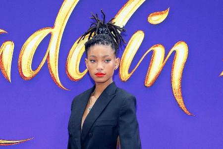 Willow Smith bewirbt ihr neues Album mit einer kunstvollen Aktion. Willow Smith bewirbt ihr neues Album mit einer kunstvollen Aktion.