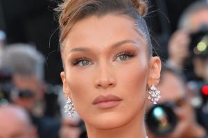 Bella Hadid wirbt oben ohne für häusliche Quarantäne